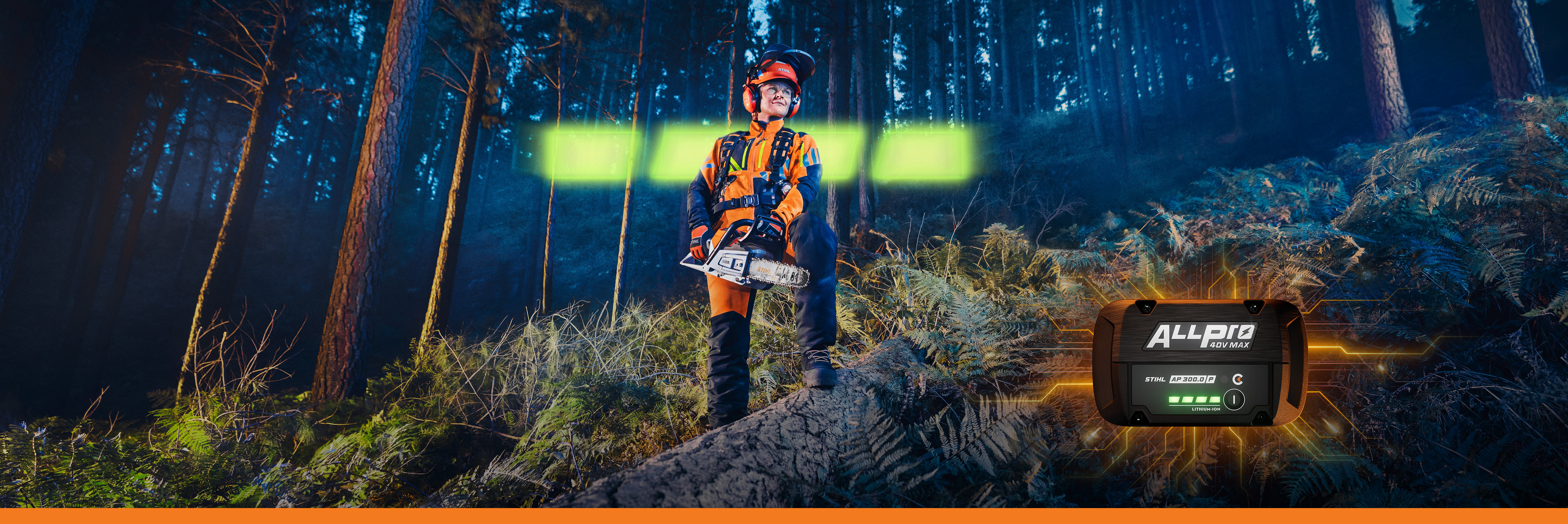 Kvinna som står på en stock i skogen och håller den batteridrivna motorsågen STIHL MSA 260, med ett grafiskt batterielement och en enhet från STIHL:s batterisystem ALLPRO.