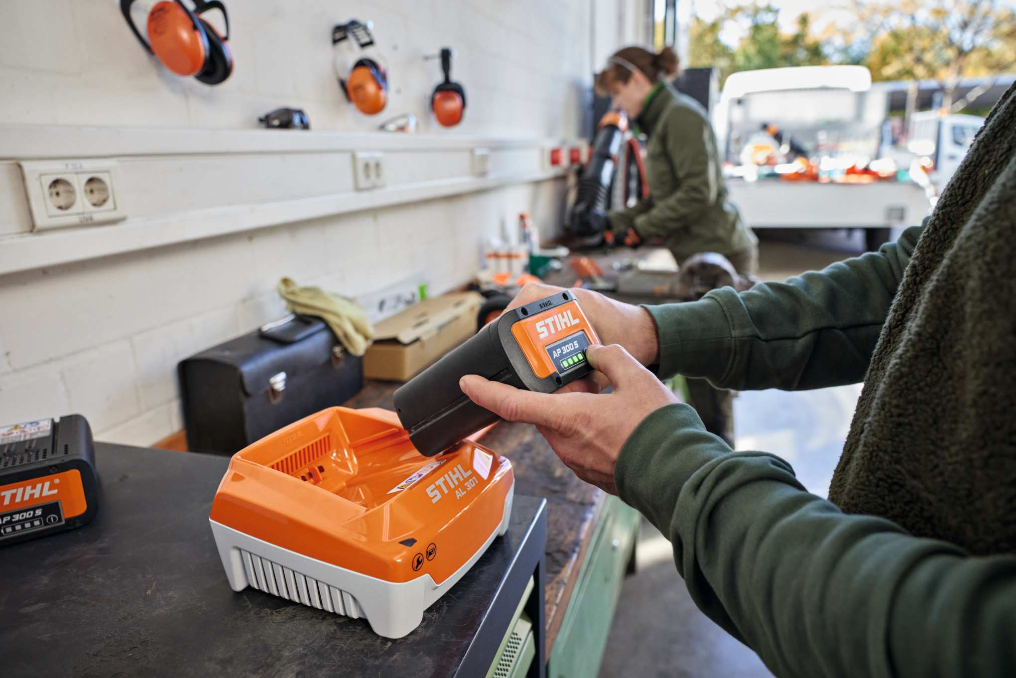 Batteriunderhåll på STIHL batteri AK 10 och AK 20 i en redskapsbod