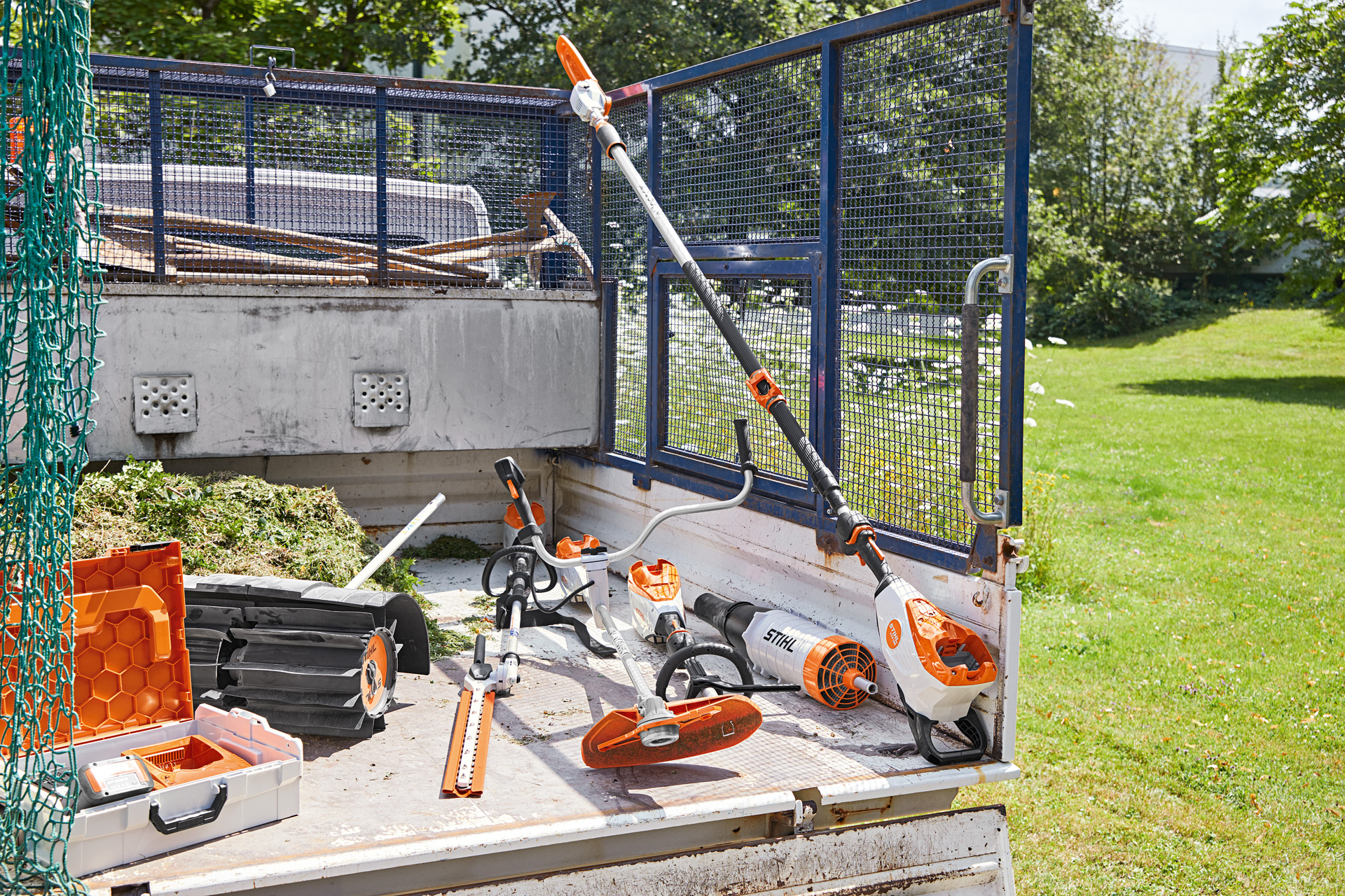 Fordon med STIHL grensax HTA 135, häcksax HLA 135, röjsåg FSA 135 och KMA 135 på lastytan