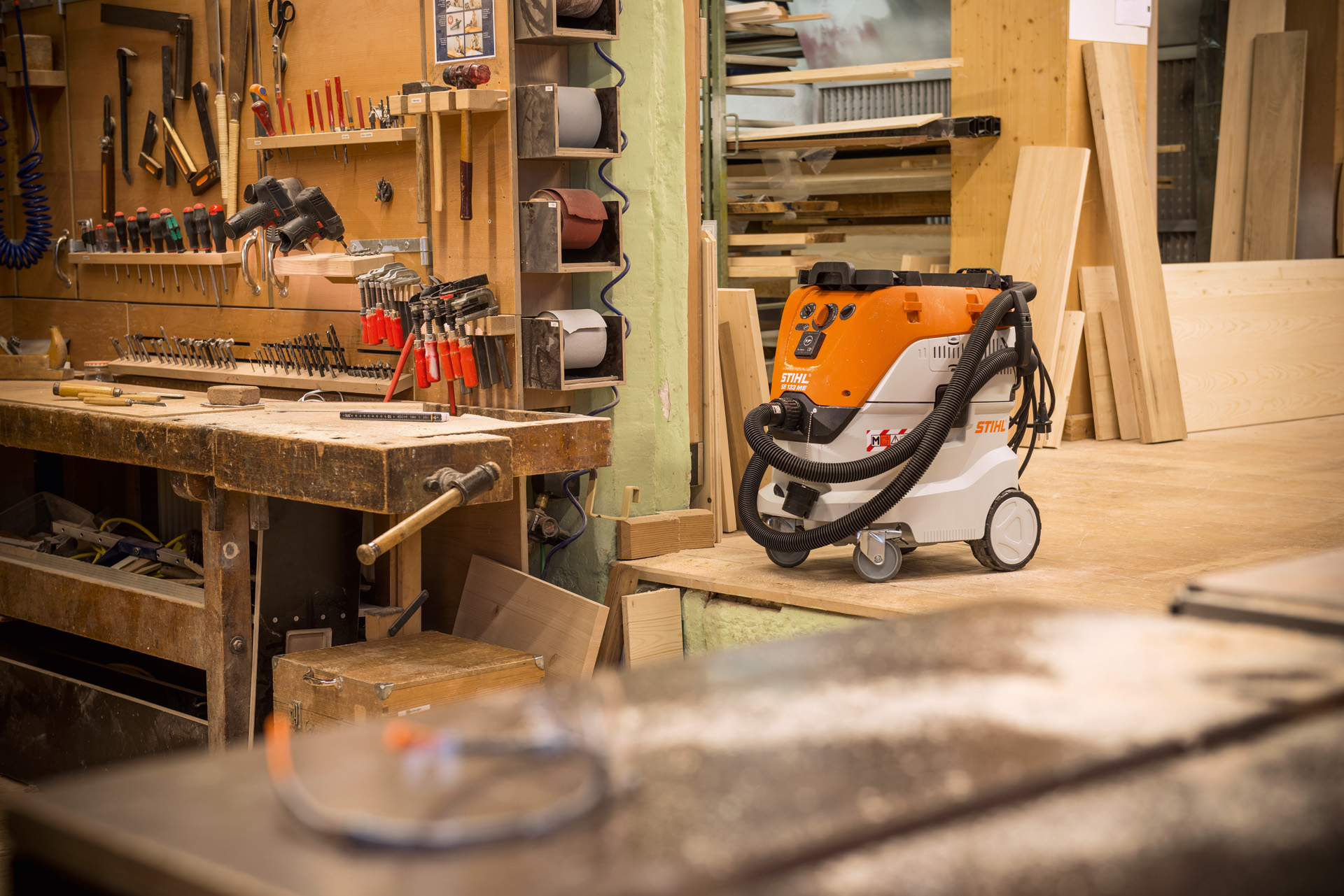 STIHL SE 133 ME våt- och torrdammsugare i en verkstad