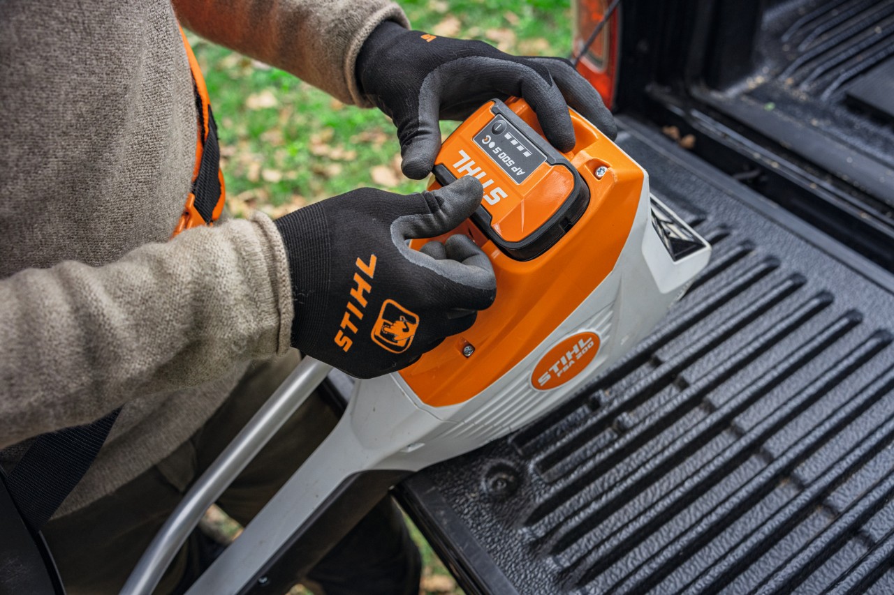 Sätta i ett batteri STIHL AP 500 S i ett verktyg