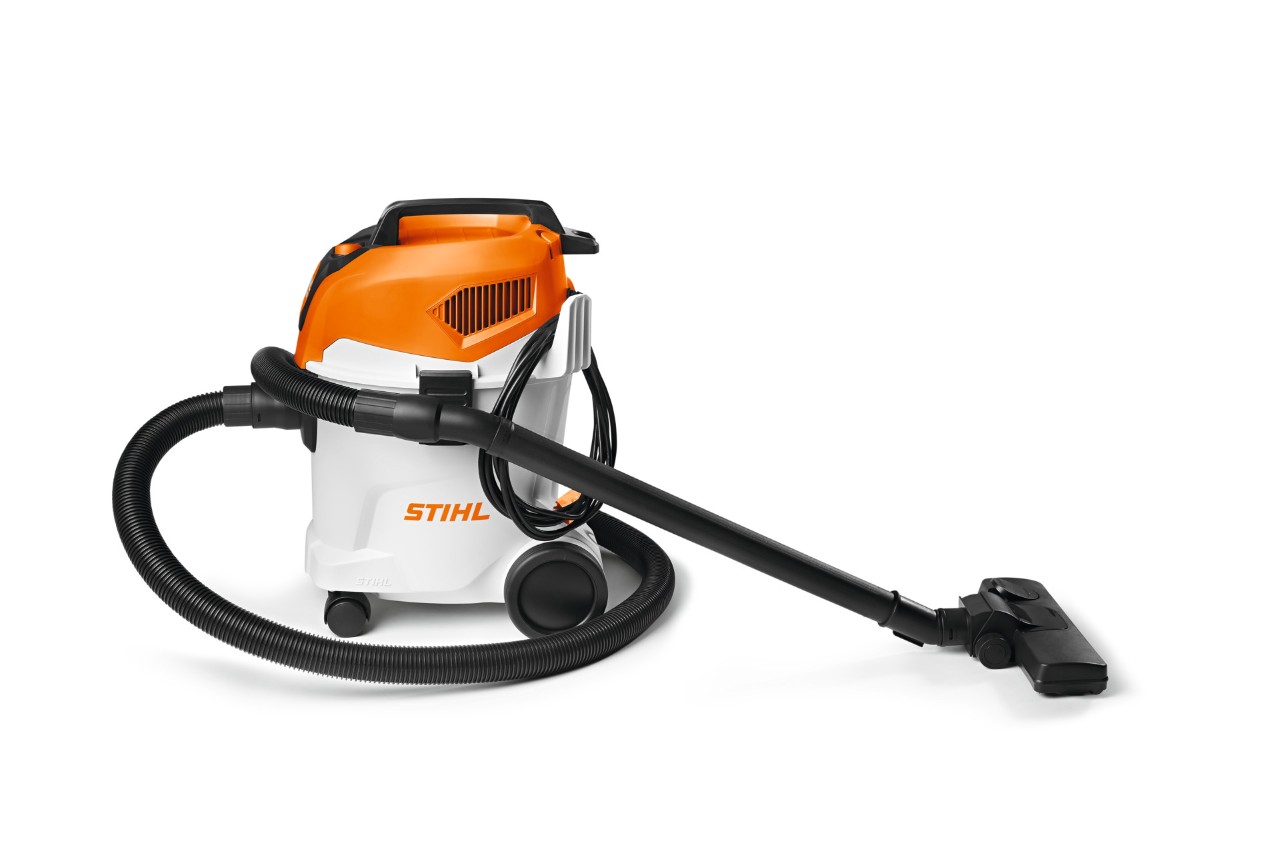 STIHL SE 33 dammsugare mot vit bakgrund