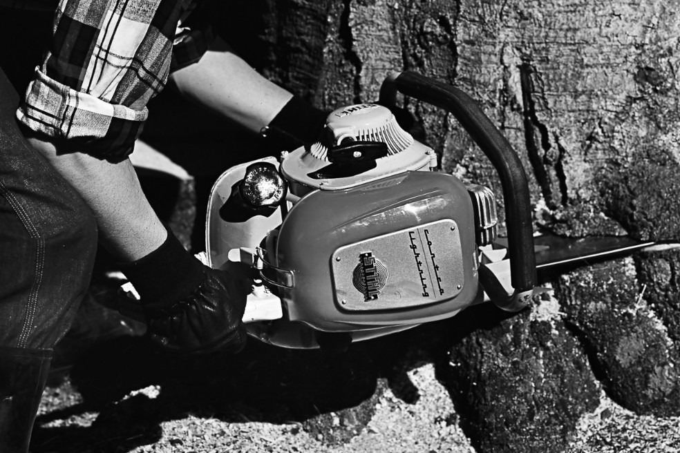 Gamla svartvita närbilder av en trädfällare med STIHL Contra motorsåg