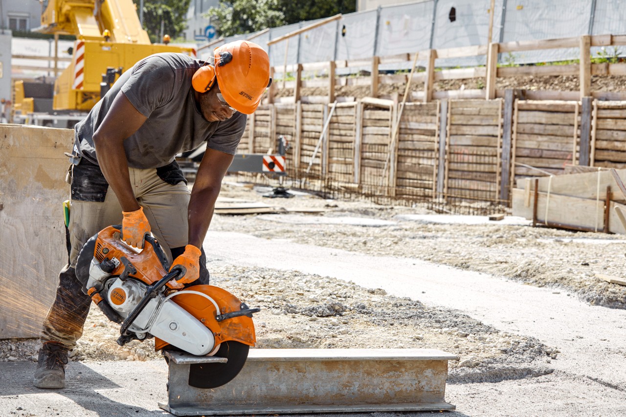 En man som använder en kapmaskin STIHL TS 500i med en fiberförstärkt kapskiva på en byggarbetsplats