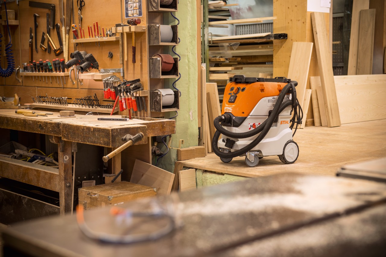 STIHL SE 133 ME våt- och torrdammsugare i en verkstad