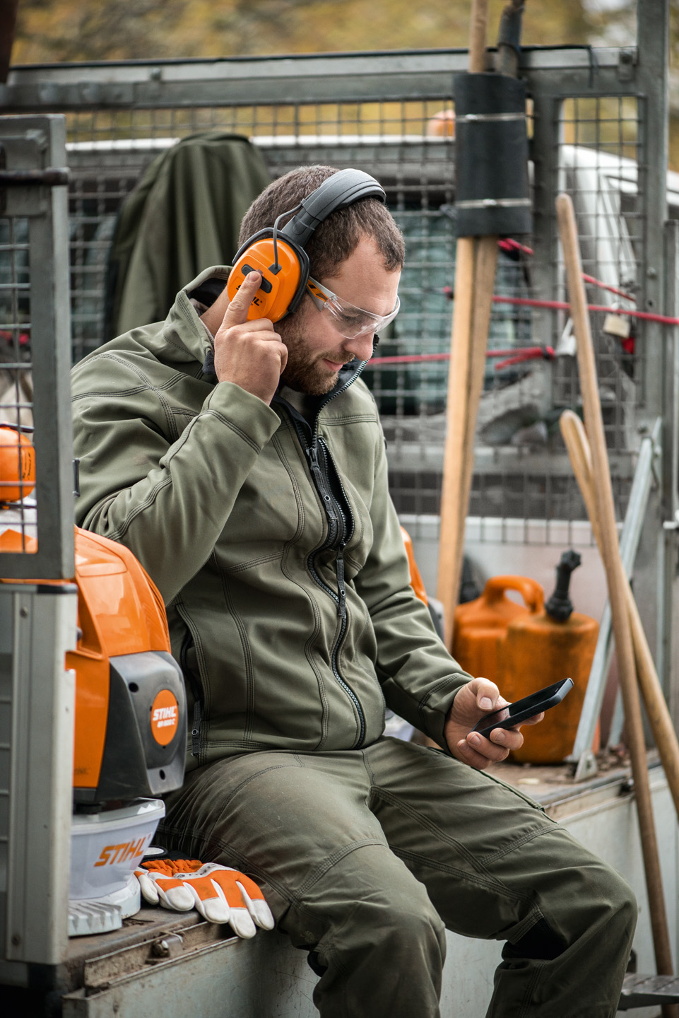 Hörselkåpor med trådlös koppling eller Bluetooth®-funktion, t.ex. STIHL Dynamic hörselskydd med Bluetooth® (BT)