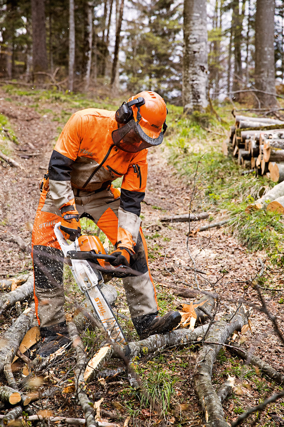 Kombinerad användning av hörselskydd för professionellt arbete i skogen