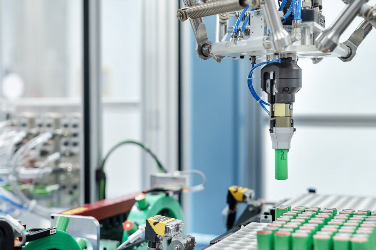 En pick-and-place-robot utrustar cellhållarna med battericeller