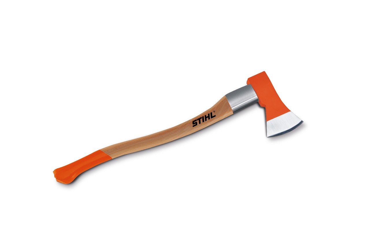 STIHL AX 16 skogsyxa mot vit bakgrund