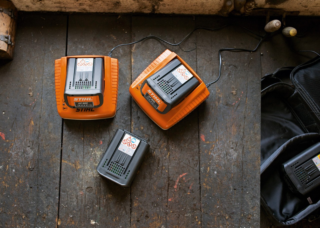 STIHL litiumjonbatterier laddas