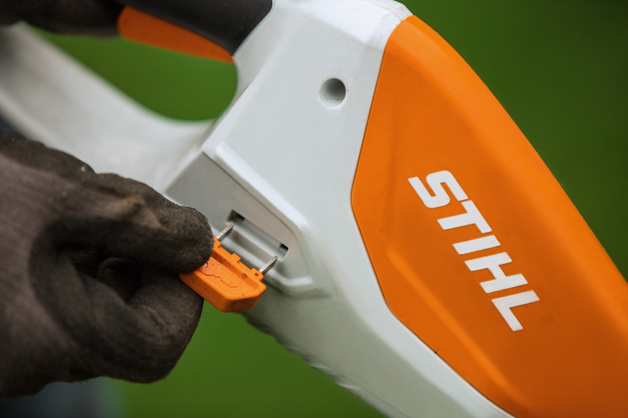 STIHL batteridriven grästrimmer med inbyggt batteri och aktiveringsnyckel