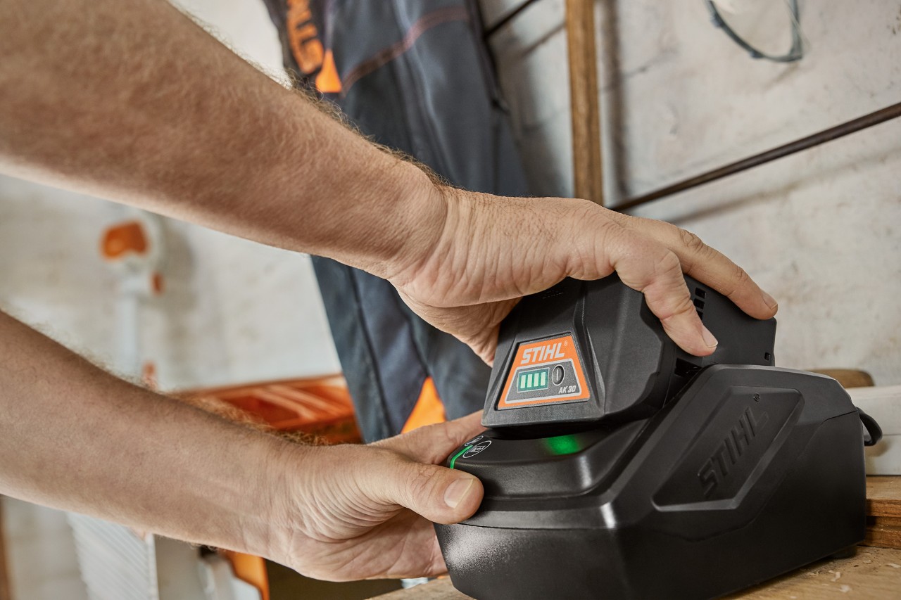 STIHL AK 30 litiumjonbatteri laddas i laddstationen