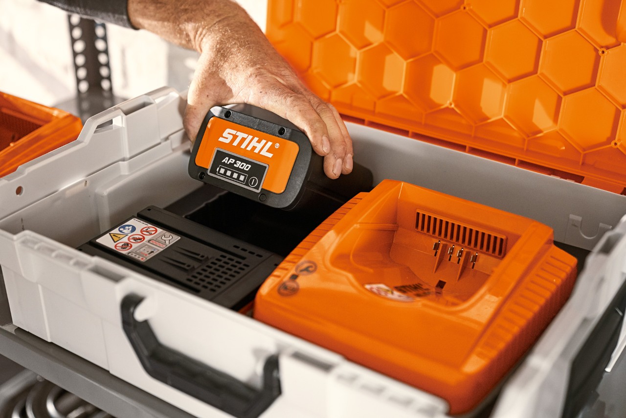 STIHL batteribox för säker förvaring av AP 300 litiumjonbatteri och laddare