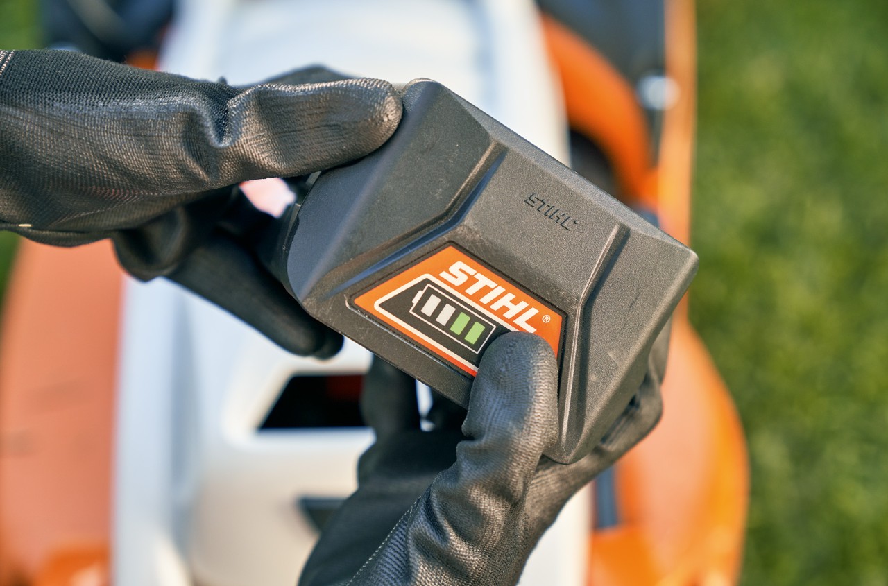 STIHL litiumjonbatteri redo att sättas i en STIHL RMA 339 C batteridriven gräsklippare