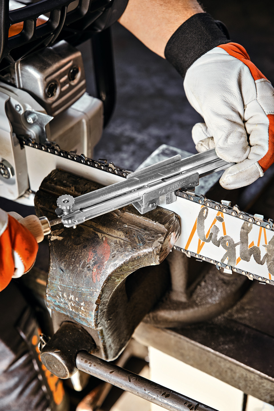 En person med STIHL filhållarstyrning på ett STIHL Light 04 svärd