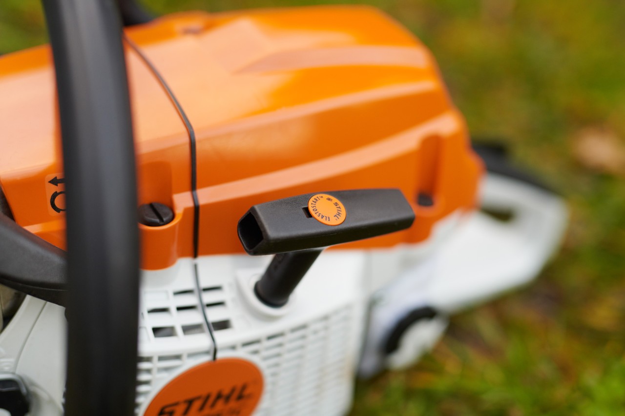Starthandtag på STIHL MS 261 C-M bensindriven motorsåg med M-Tronic och ElastoStart