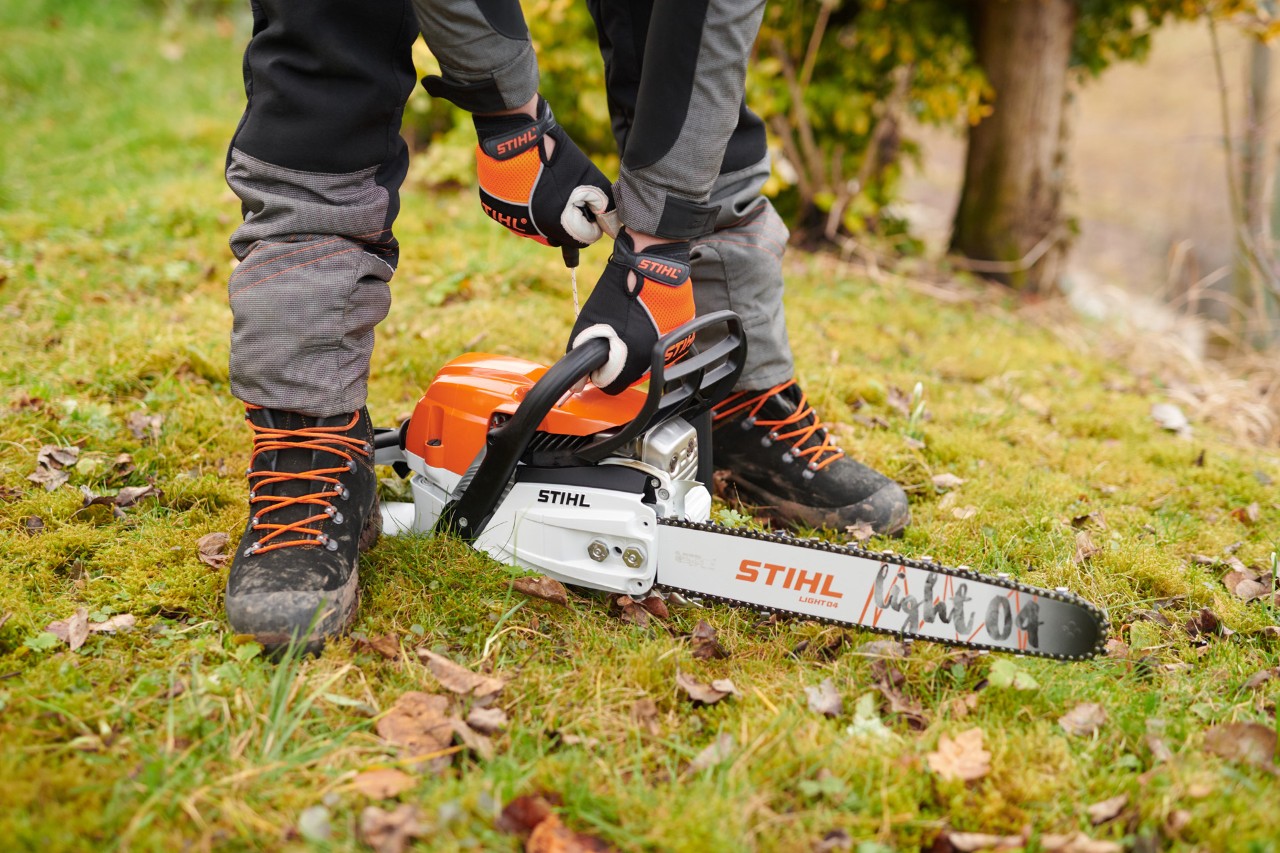 STIHL bensinmotorsåg MS 261 C-M med svärd Light 04 startas