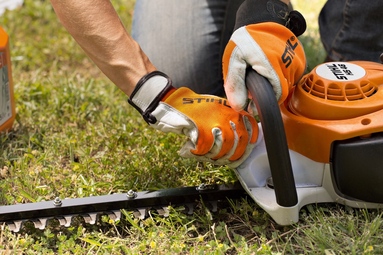  En bensindriven häcksax STIHL HS 46 rengörs efter användning