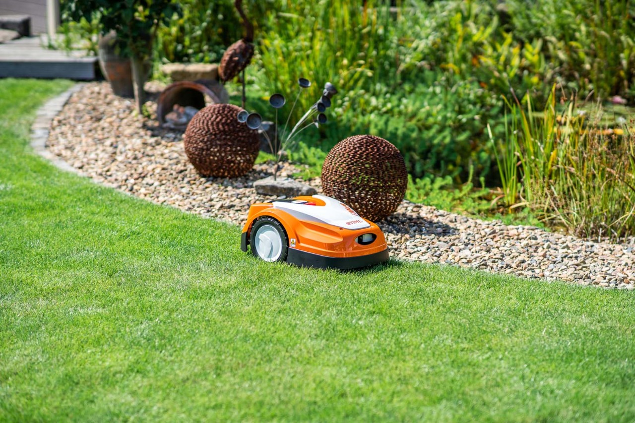 STIHL iMOW® 422 robotgräsklippare på grönt gräs före underhåll