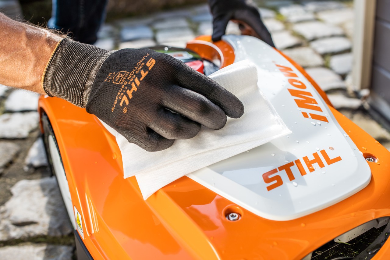  Rengör STIHL iMOW® 422 robotgräsklippare med en trasa och förbered den för vinterförvaring