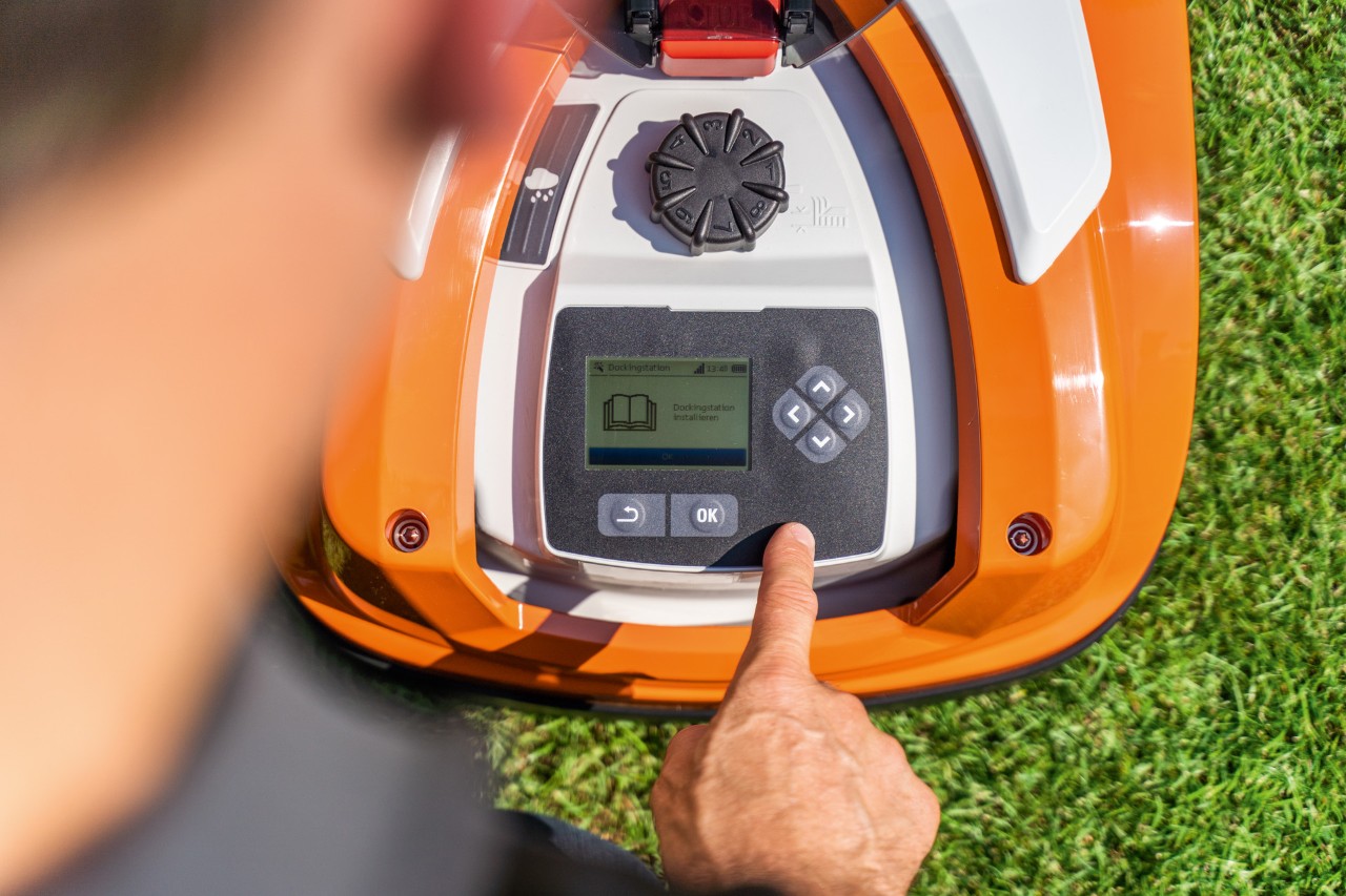 Kontrollpanelen på en STIHL iMOW® 422 robotgräsklippare