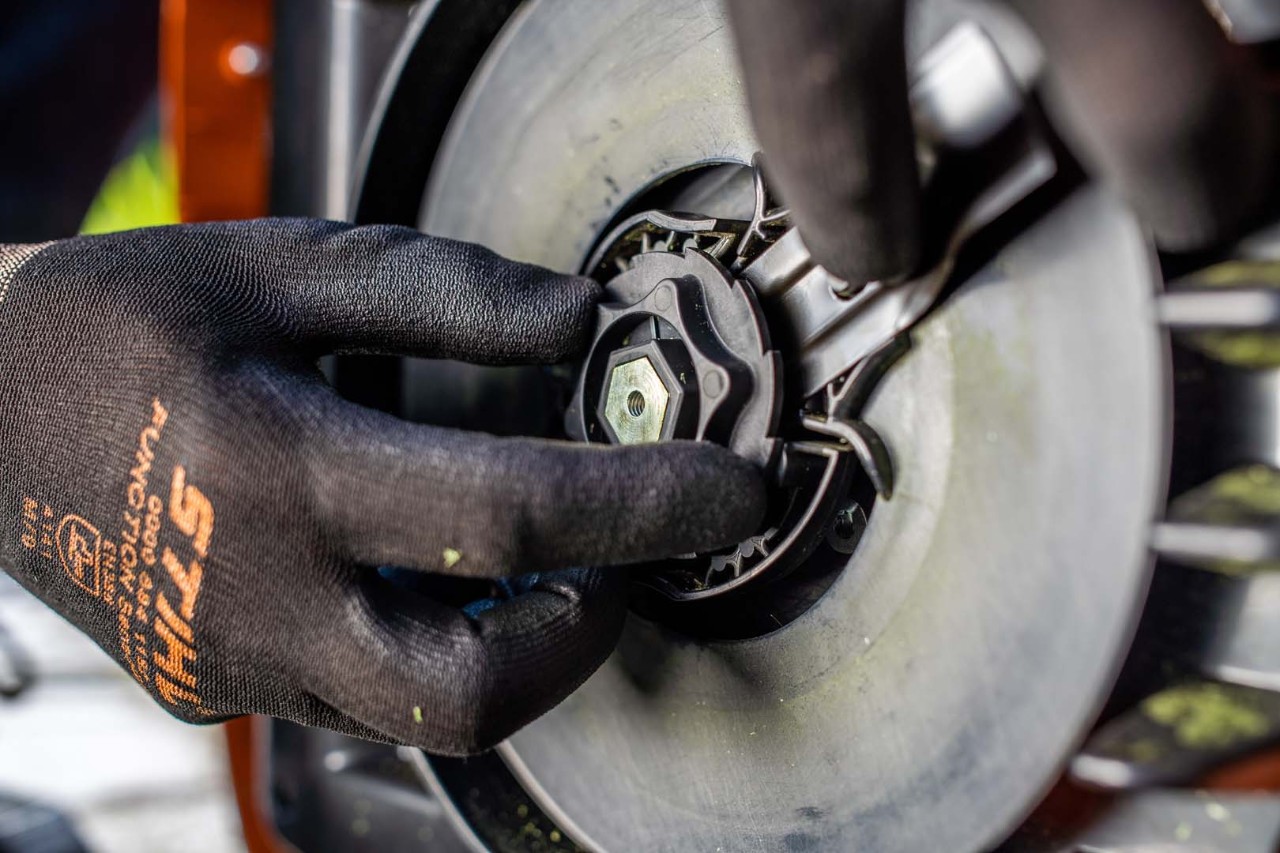 Närbild av klippaggregatet på en STIHL iMOW® robotgräsklippare vid återmontering