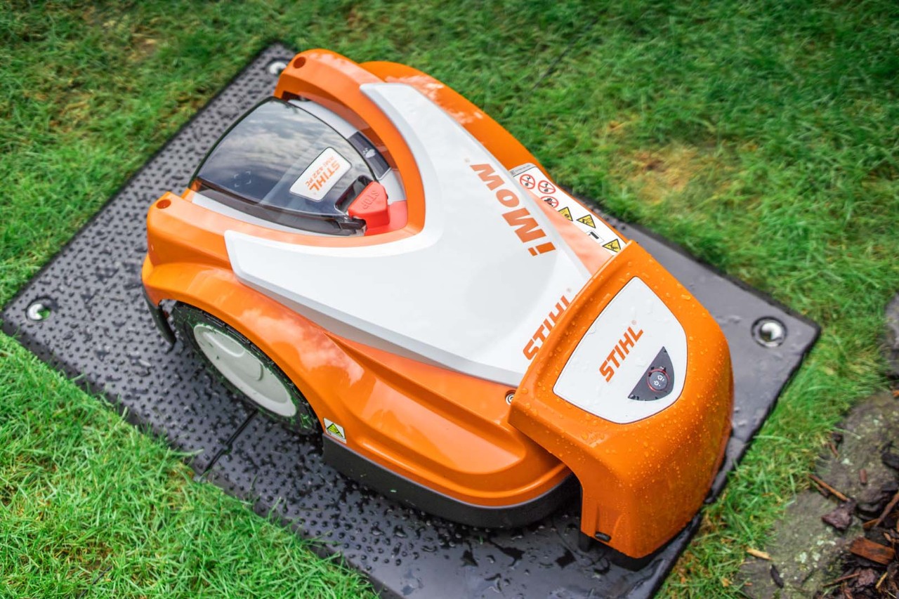 STIHL iMOW® 422 robotgräsklippare i dockningsstation på en gräsmatta