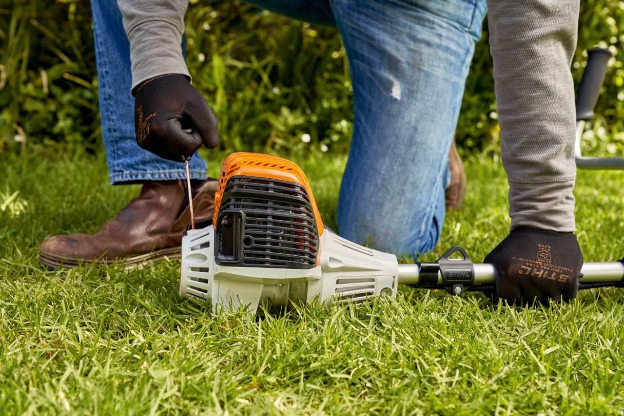 En man drar i startsnöret på STIHL FS 91 bensindriven trimmer 