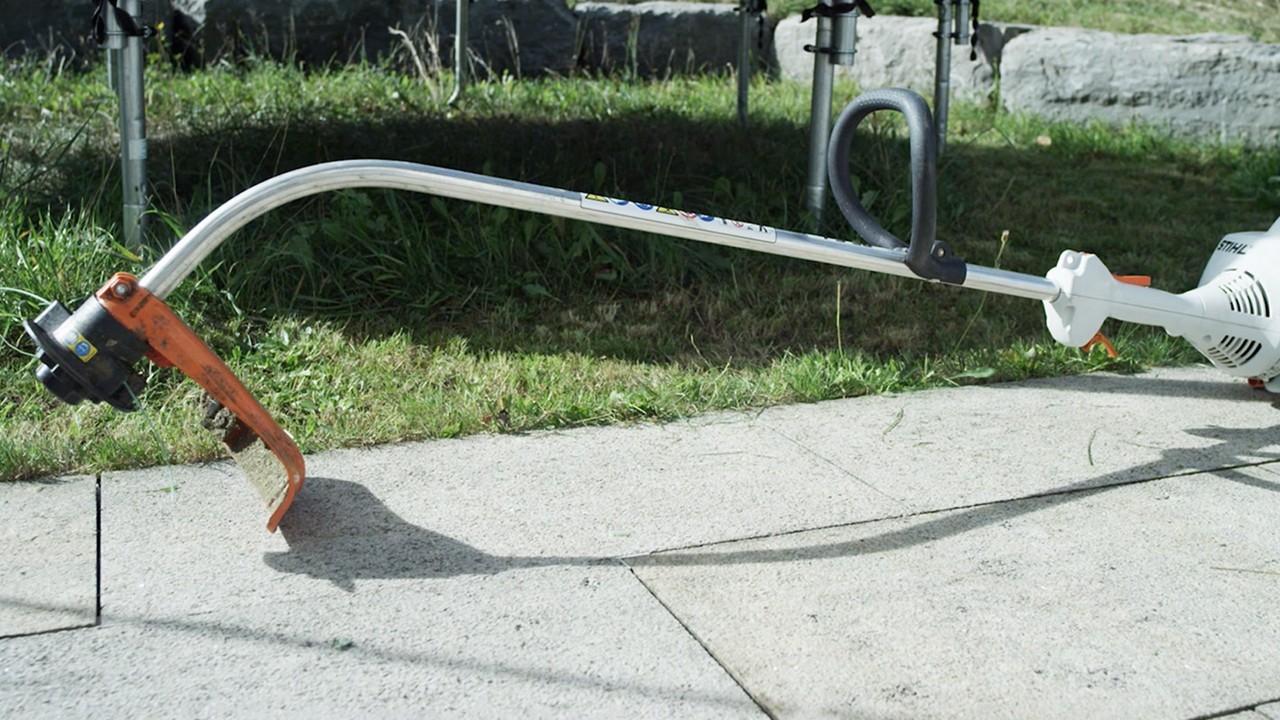 STIHL FS 38 bensindriven trimmer ligger på marken