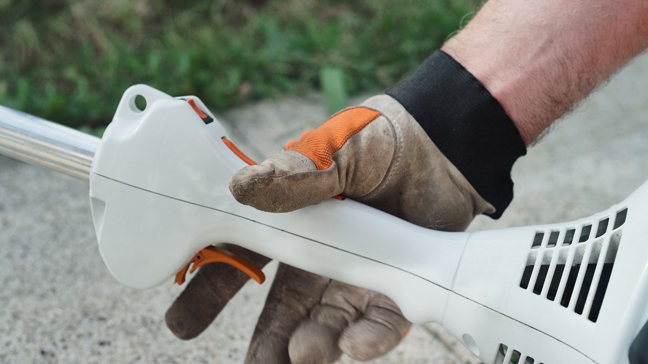 STIHL FS 38 bensindriven trimmer i startgasläge