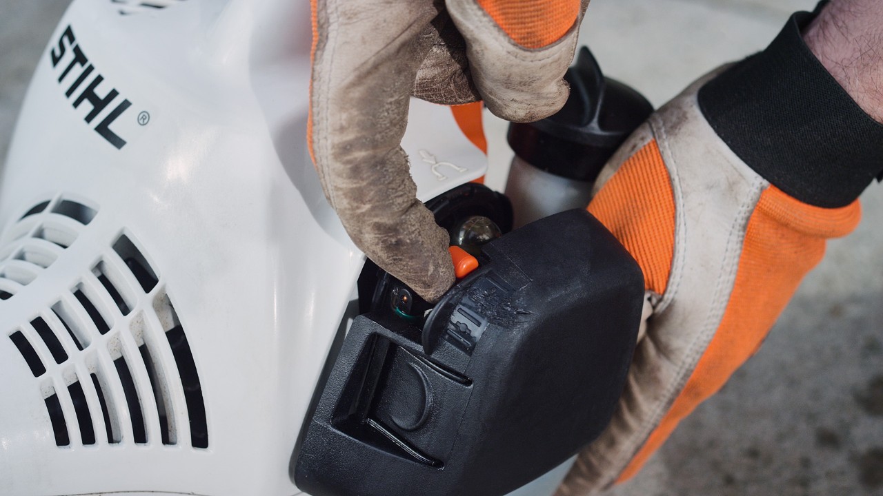 Choken aktiveras på STIHL FS 38 bensindriven trimmer
