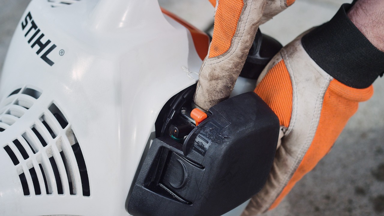 Tryck på bränslepumpen på STIHL FS 38 bensindriven trimmer
