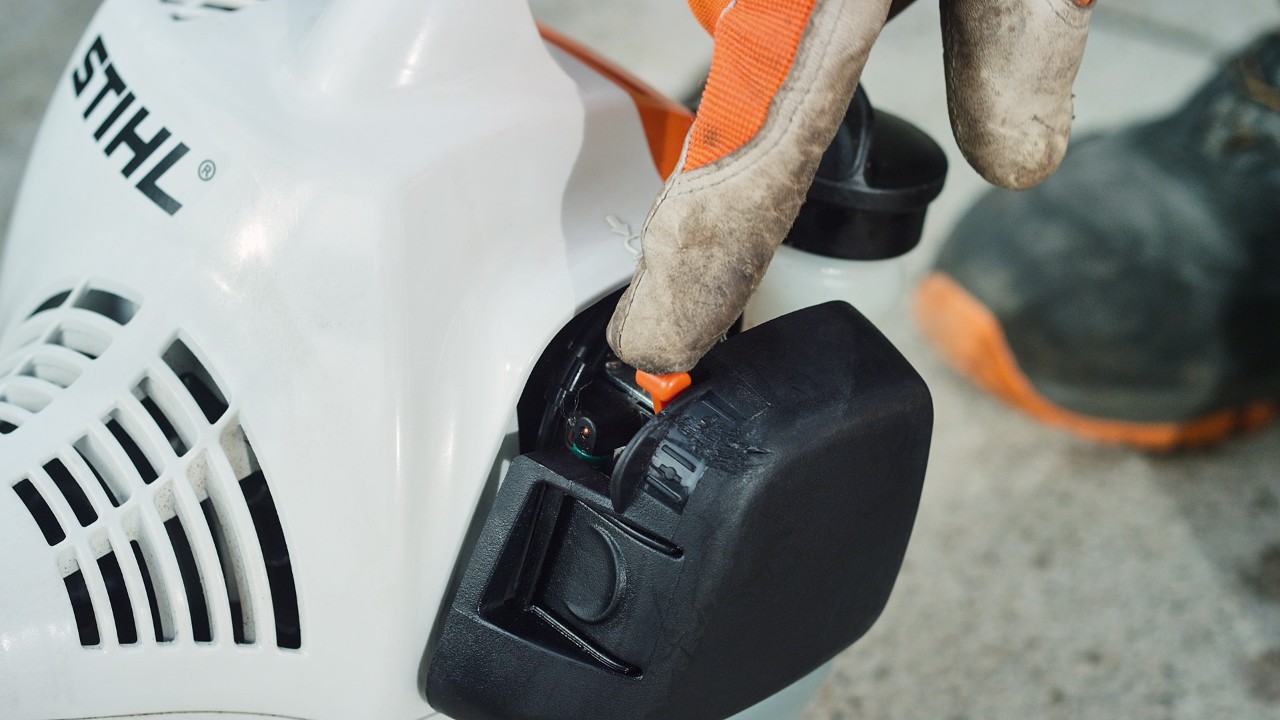 Choken på STIHL FS 38 bensindriven trimmer öppnas