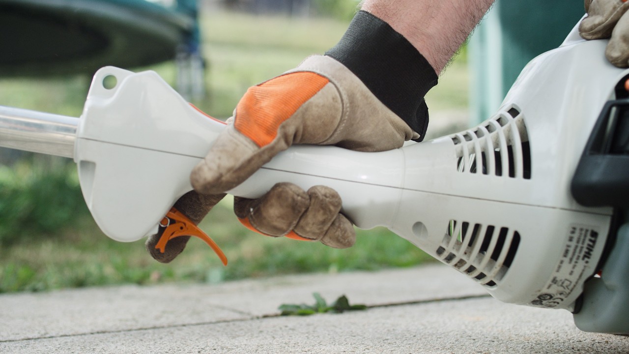 Gasspaken trycks ned på STIHL FS 38 bensindriven trimmer
