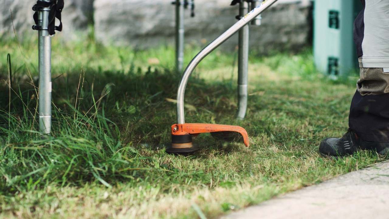 Kanten av en gräsmatta trimmas med STIHL FS 38 bensindriven trimmer