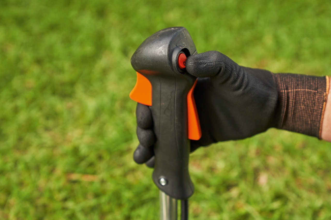 En man stänger av STIHL FS 56 bensindriven trimmer
