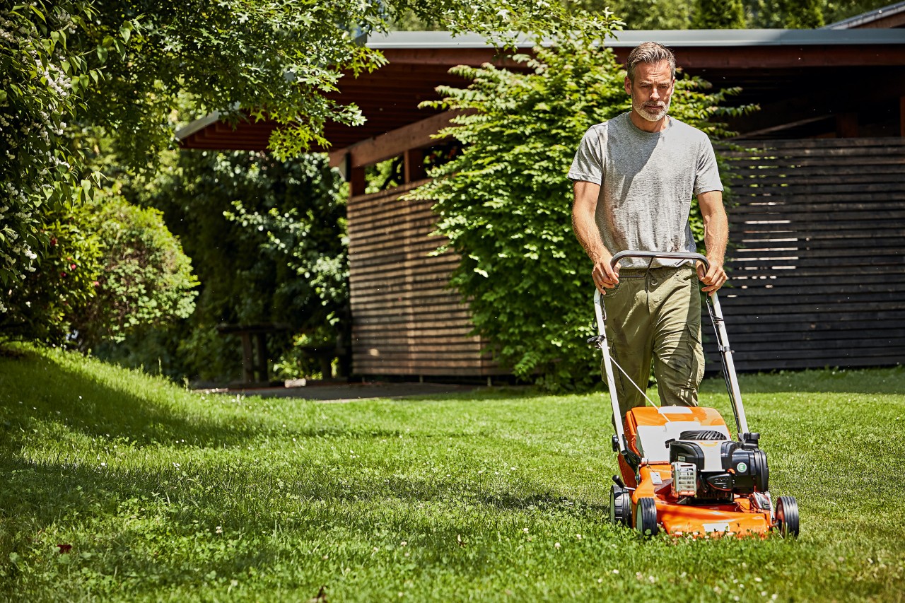 Kraftfull bensindriven gräsklippare från STIHL för användning i privata trädgårdar
