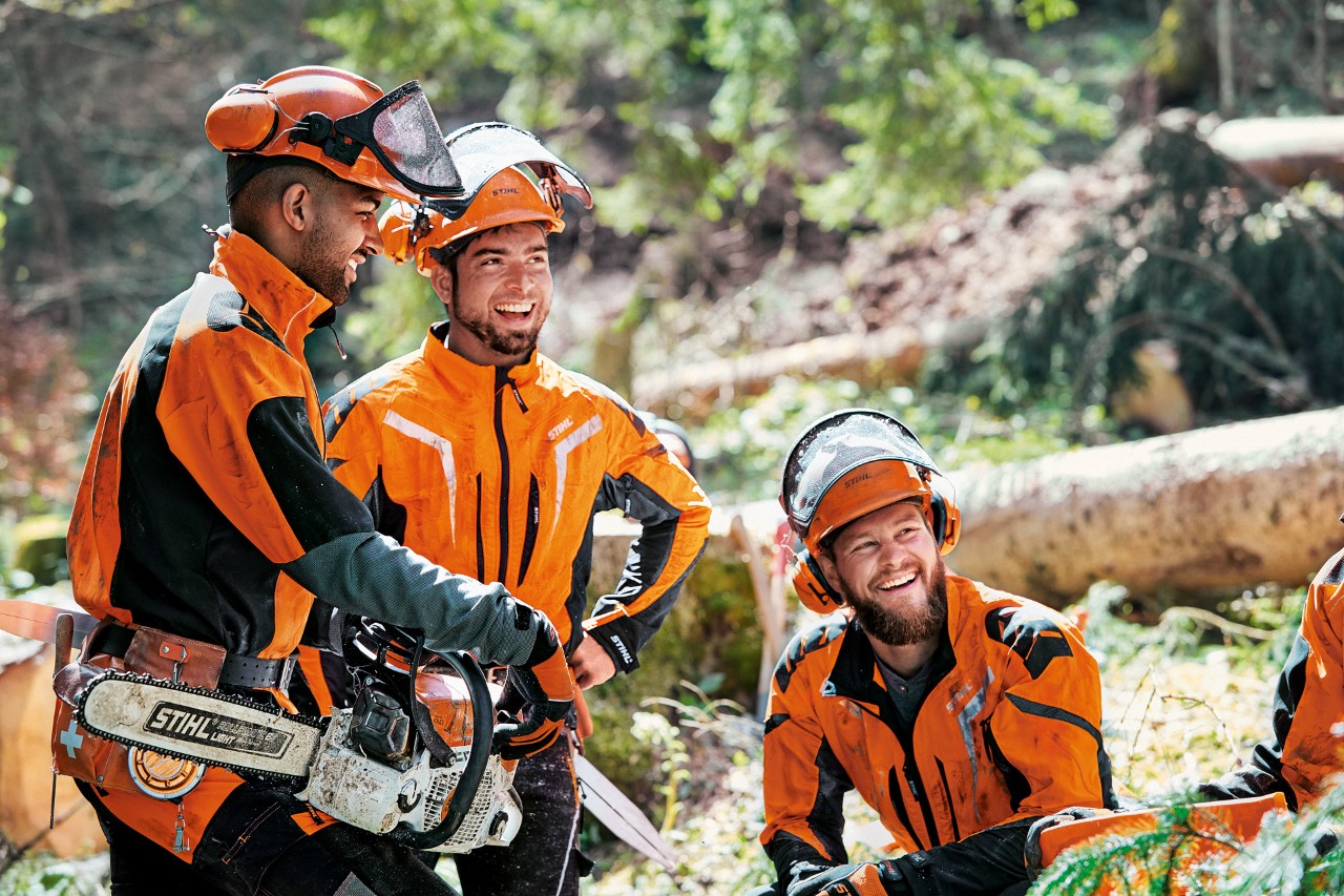 Skogsarbetare i skog med STIHL skyddskläder och med en STIHL MS 462