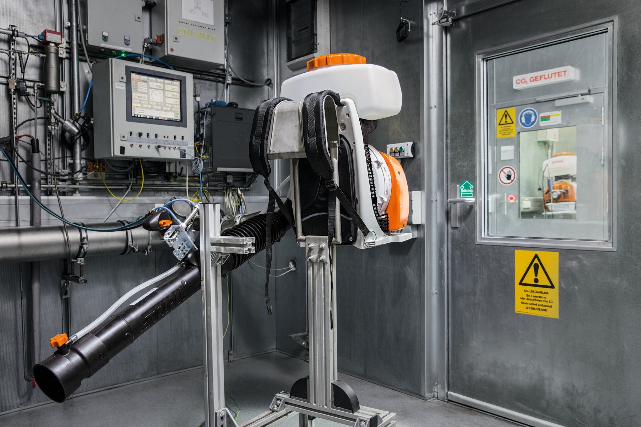 Kontroll av CO2-värdet för en STIHL-maskin under utveckling