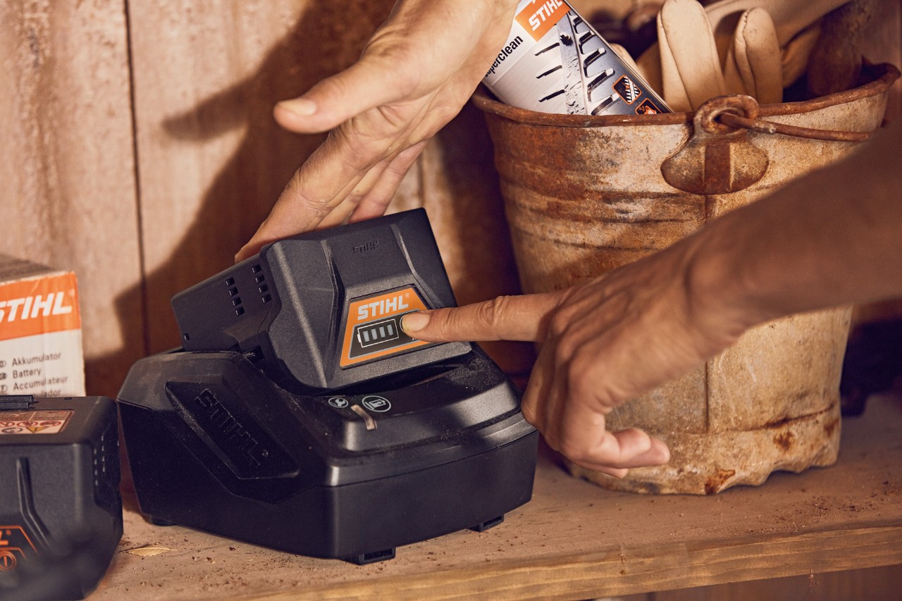Skötsel av STIHL AK 10 och AK 20 batterier i redskapsboden